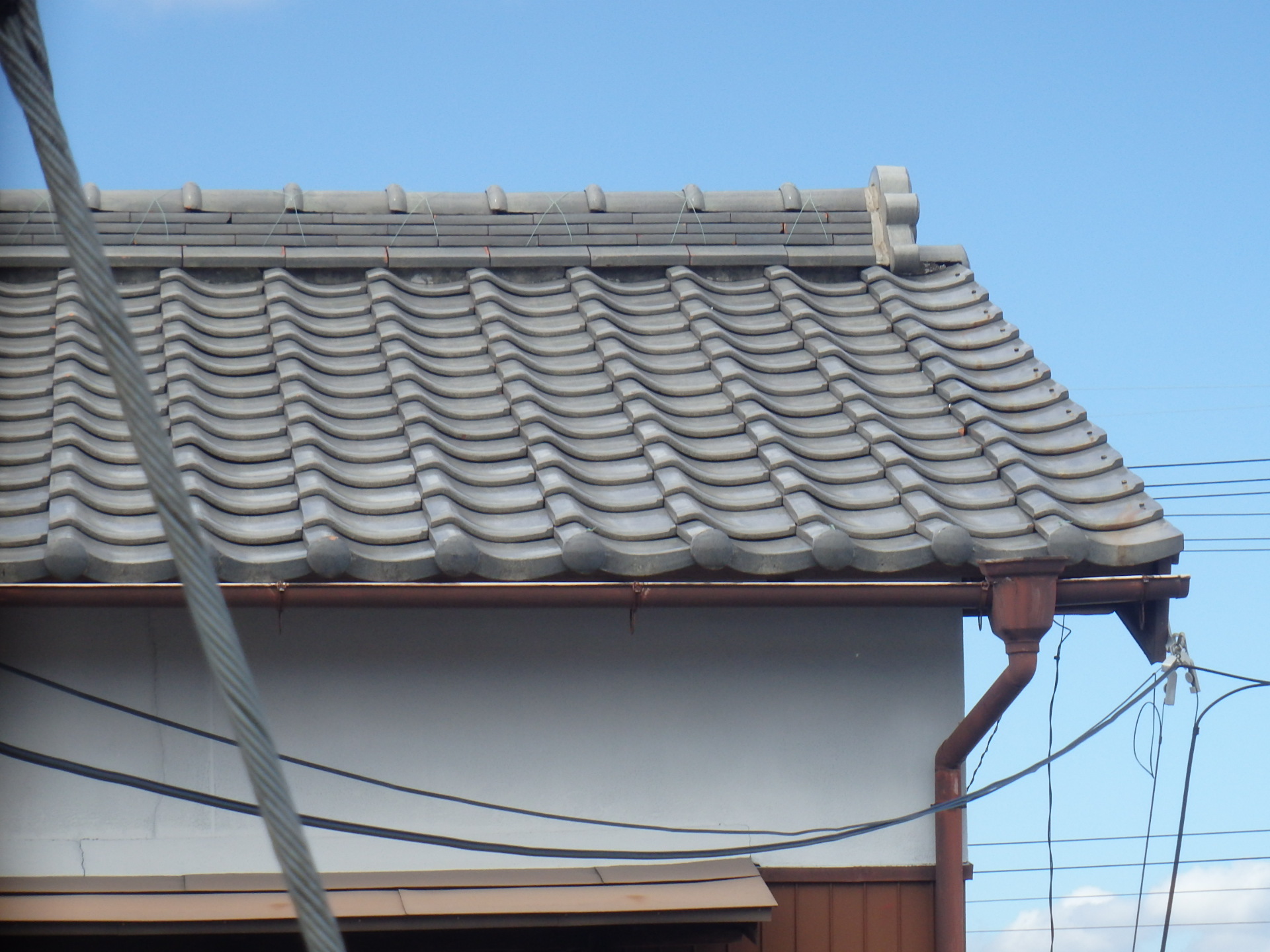 二階軒先の雀口漆喰劣化と雨樋劣化