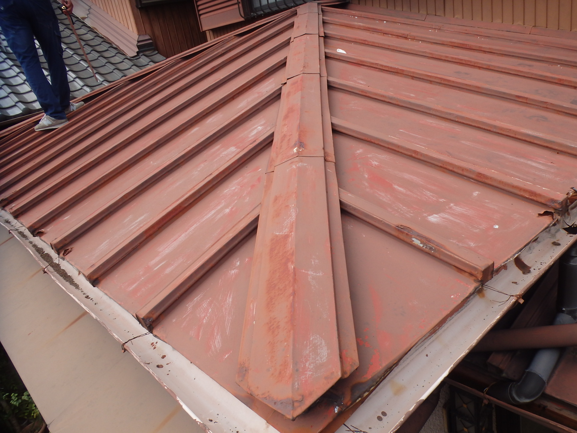 四日市市の再建築不可物件一階瓦棒葺き棟板金