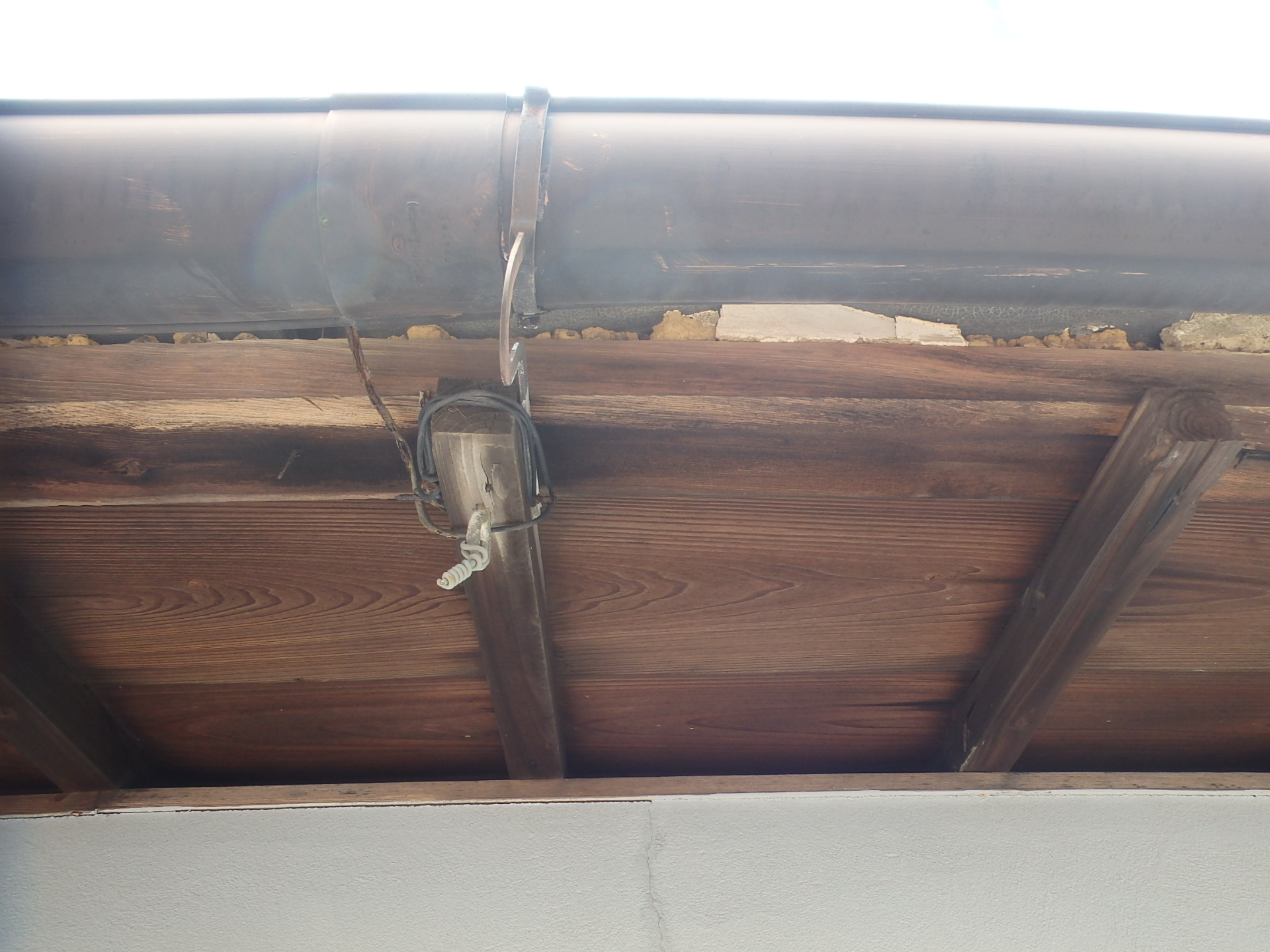 四日市市の再建築不可物件二階軒先の雀口漆喰劣化