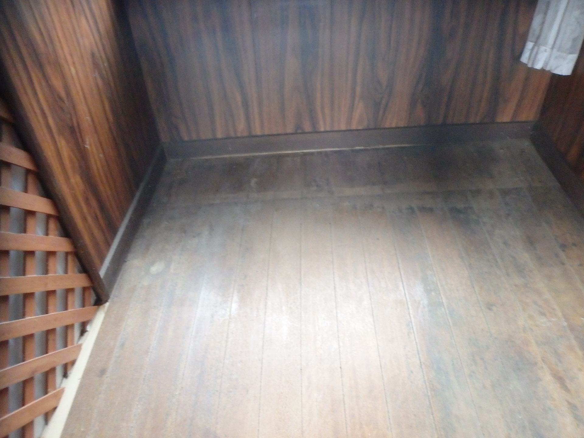 古民家柱が朽ちて床が傾いている状況