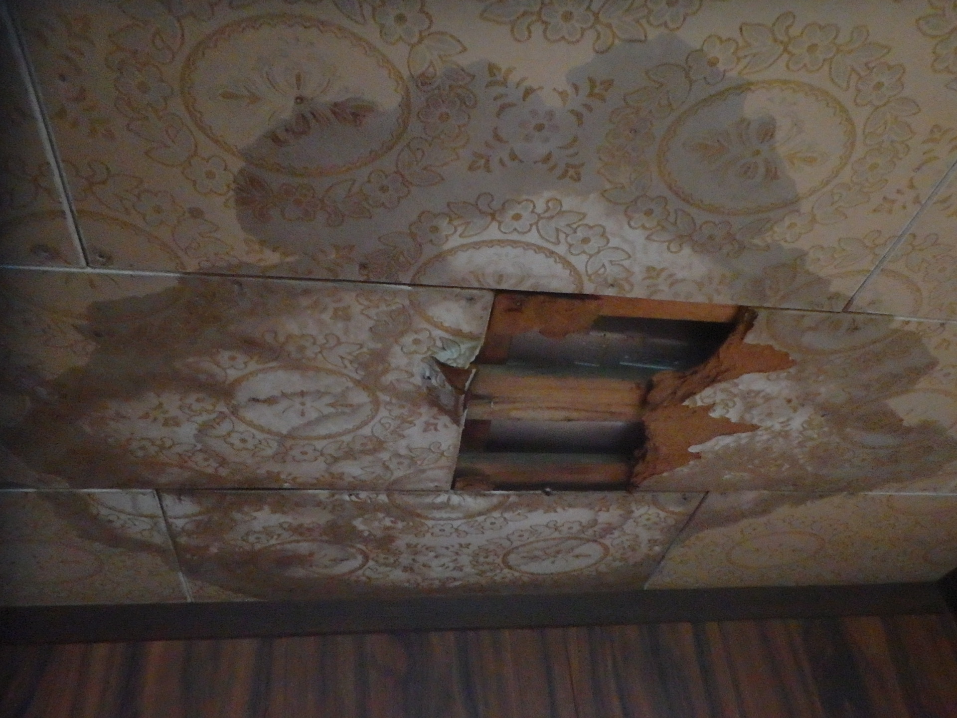 室内の天井剥がれ