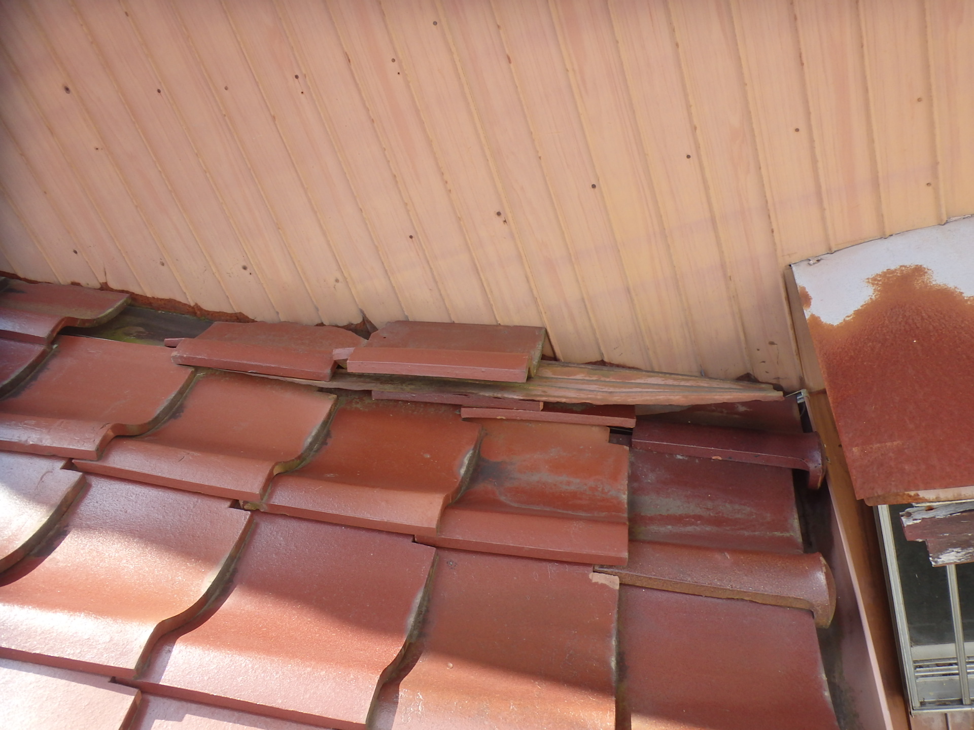 古民家水切り瓦も剥がれた状況