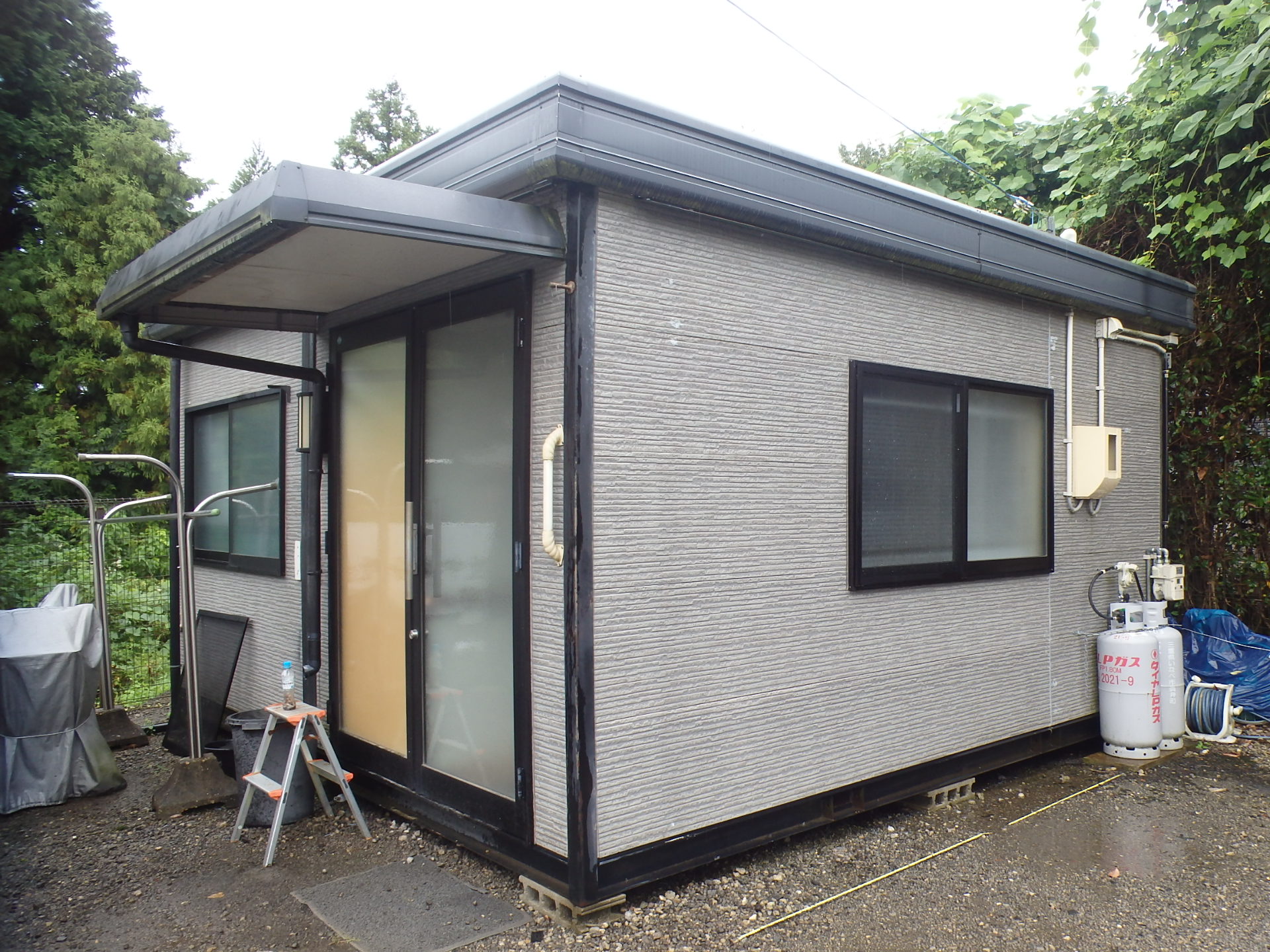 いなべ市のプレハブ住宅の屋根から雨漏り