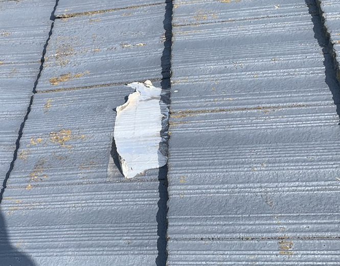 菰野町スレート屋根部分補修の跡