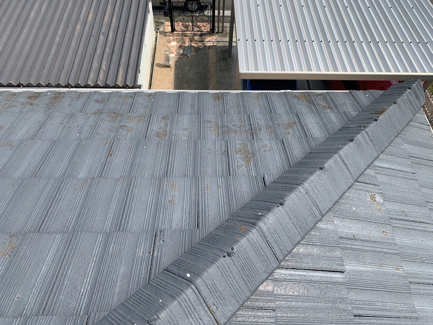 菰野町スレート屋根の塗装剥がれ