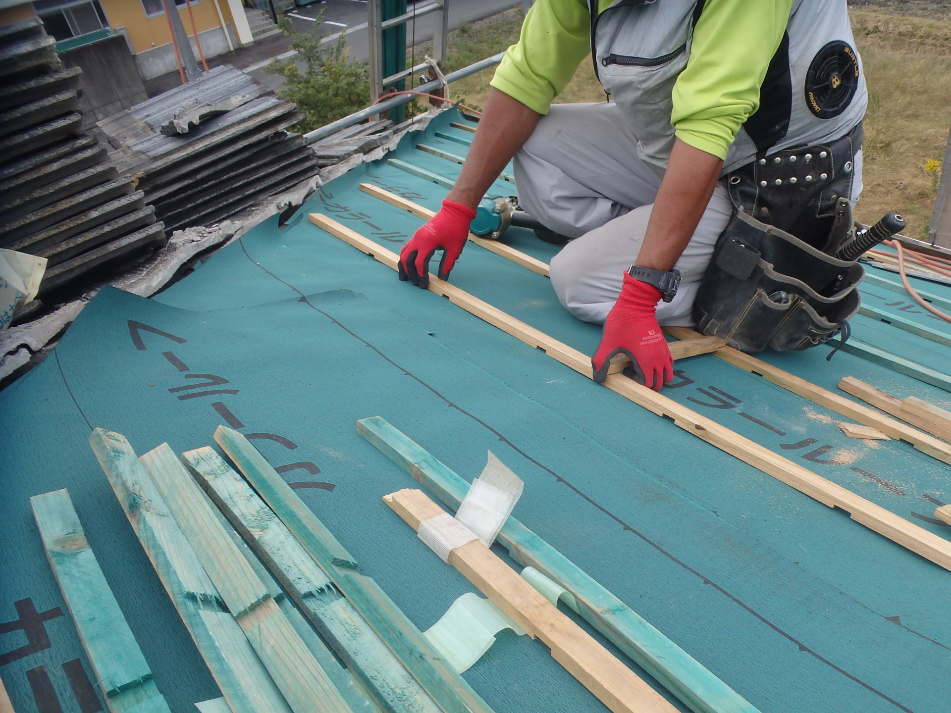 菰野町屋根葺き替え工程の桟木設置