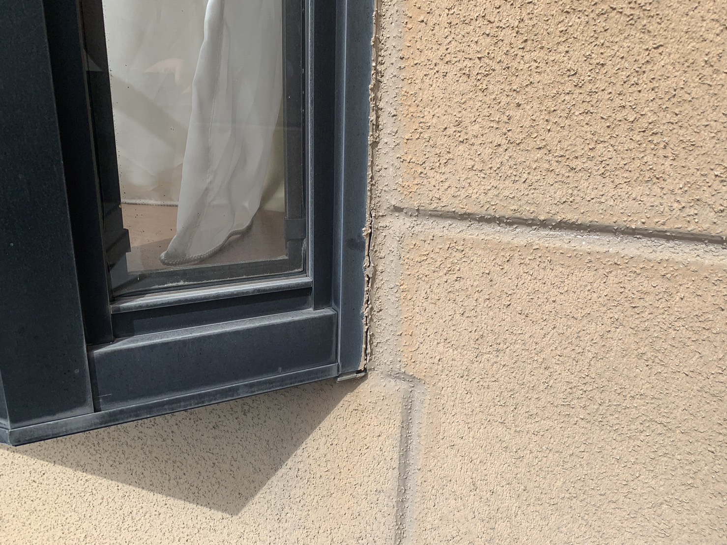 四日市市のお宅雨漏れ窓枠(サッシ)のコーキングひび割れ状況