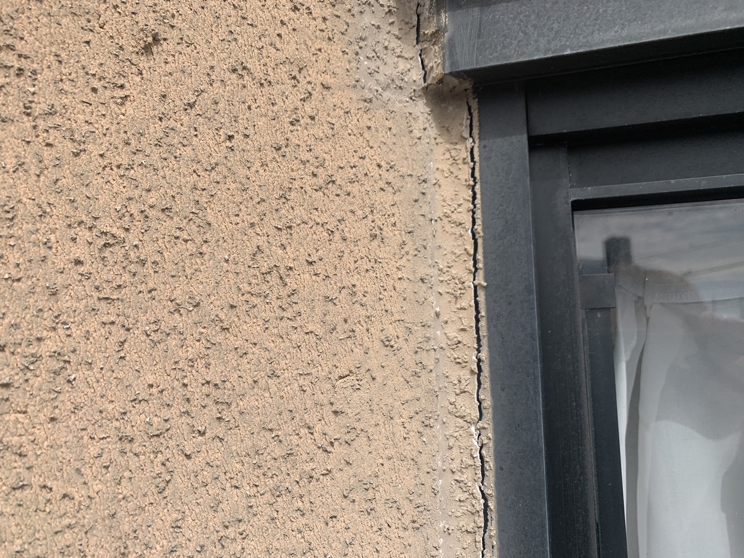 四日市市のお宅雨漏れ窓枠(サッシ)のコーキングひび割れ