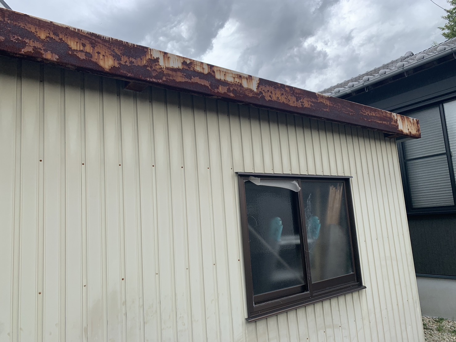 四日市市折板屋根のパレットに錆