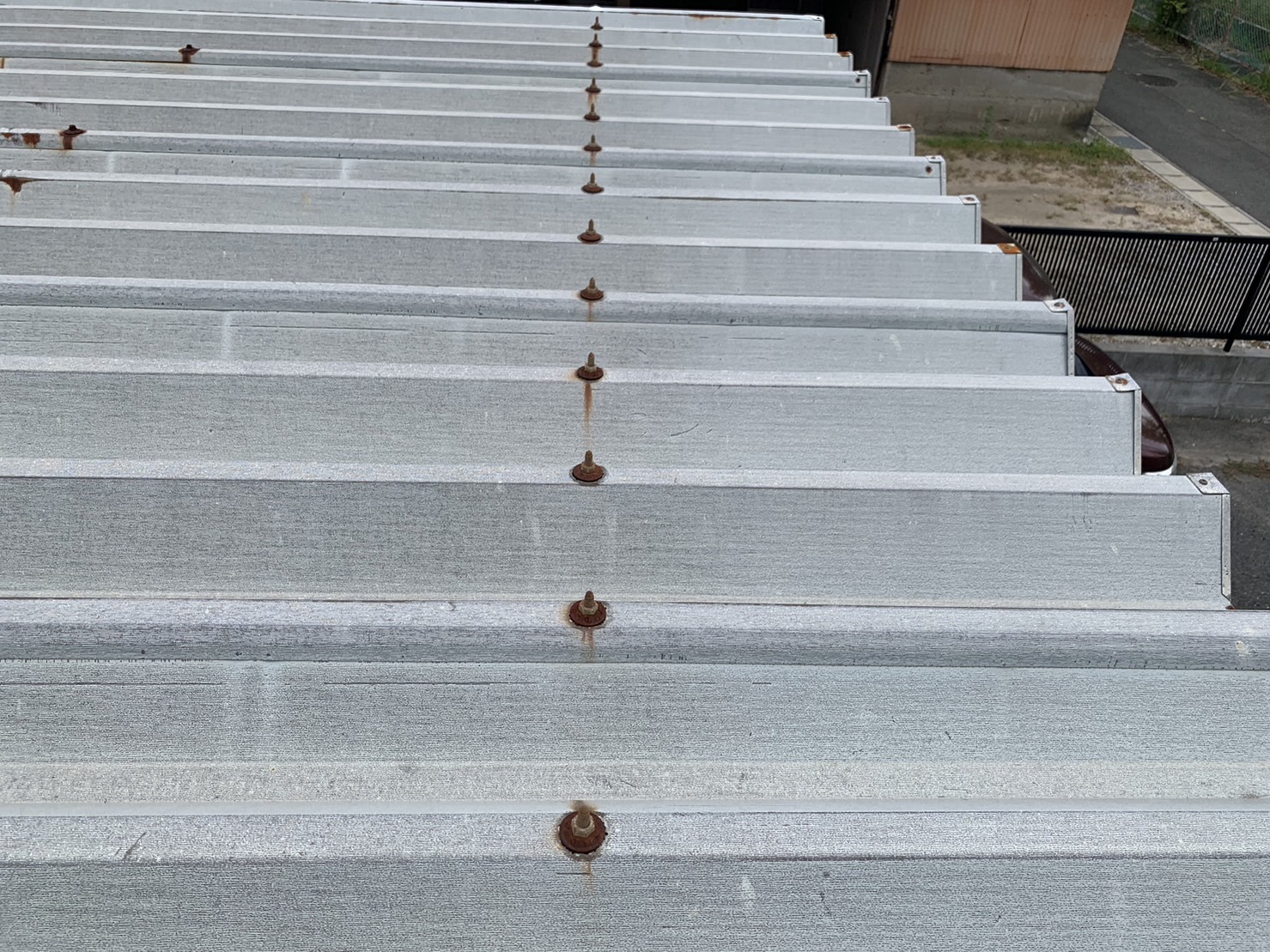 四日市市折板屋根の車庫状態確認２