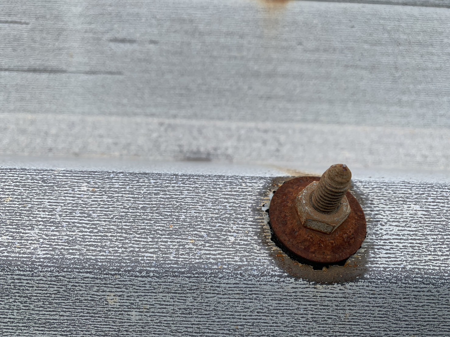 四日市市折板屋根の留めボルトサビ