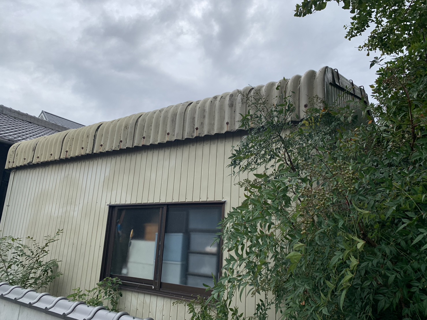 四日市市スレート屋根材の倉庫全景