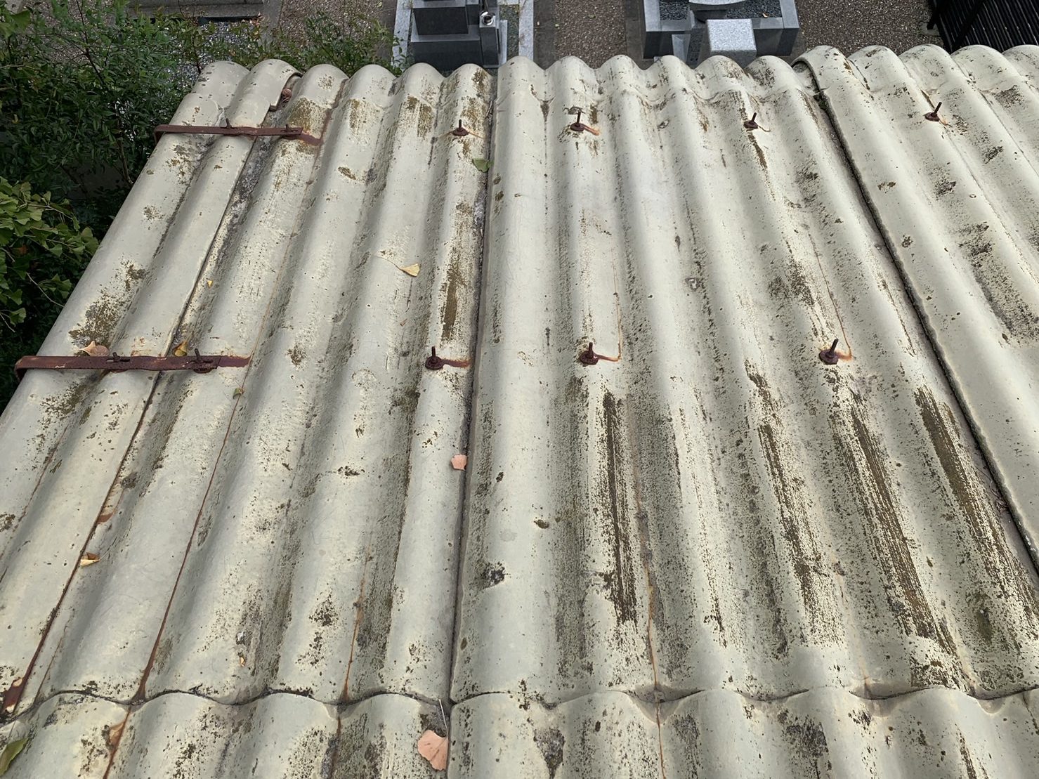 四日市市倉庫のスレート屋根取付金物サビ左