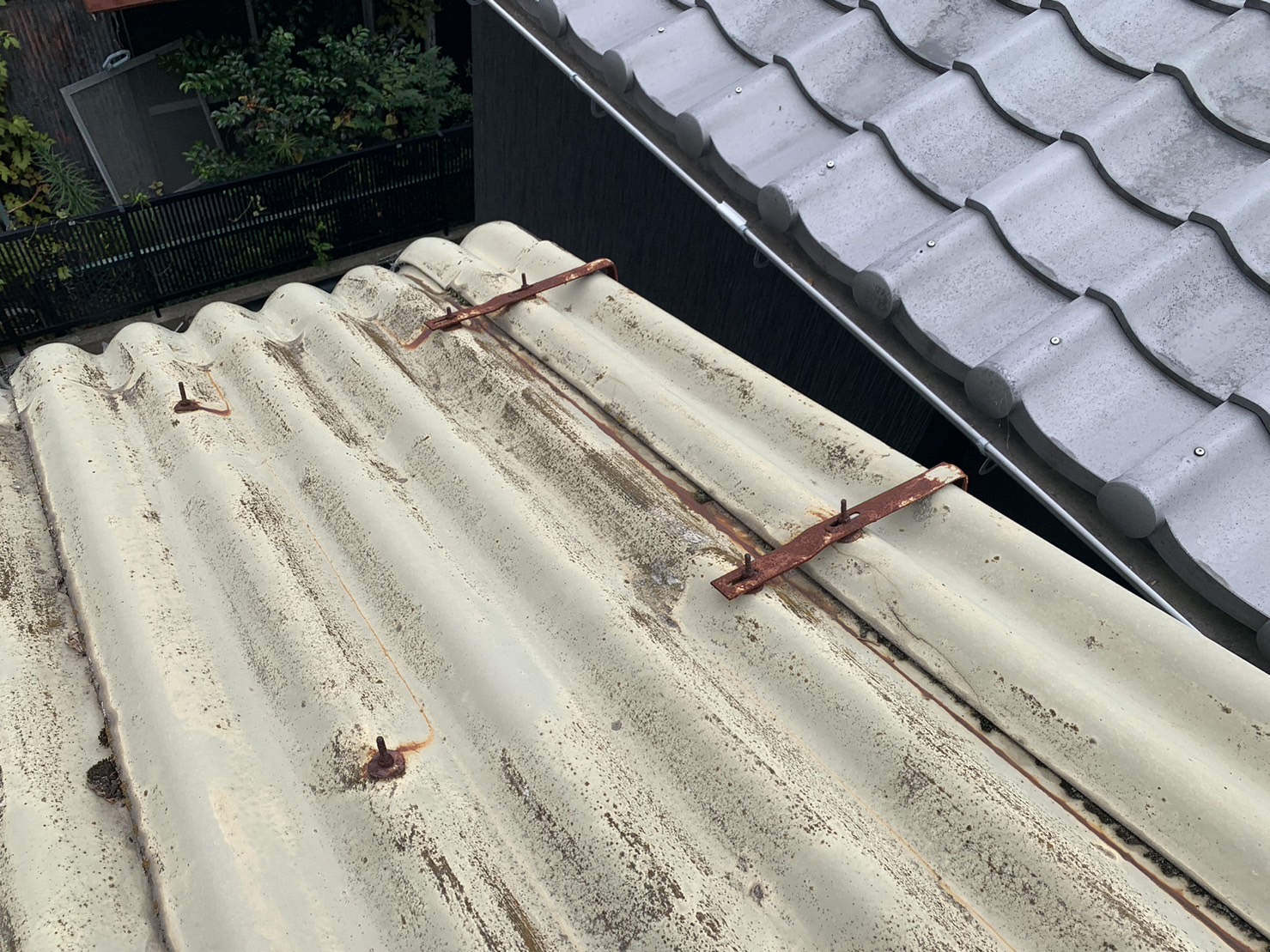 四日市市倉庫のスレート屋根取付金物サビ右