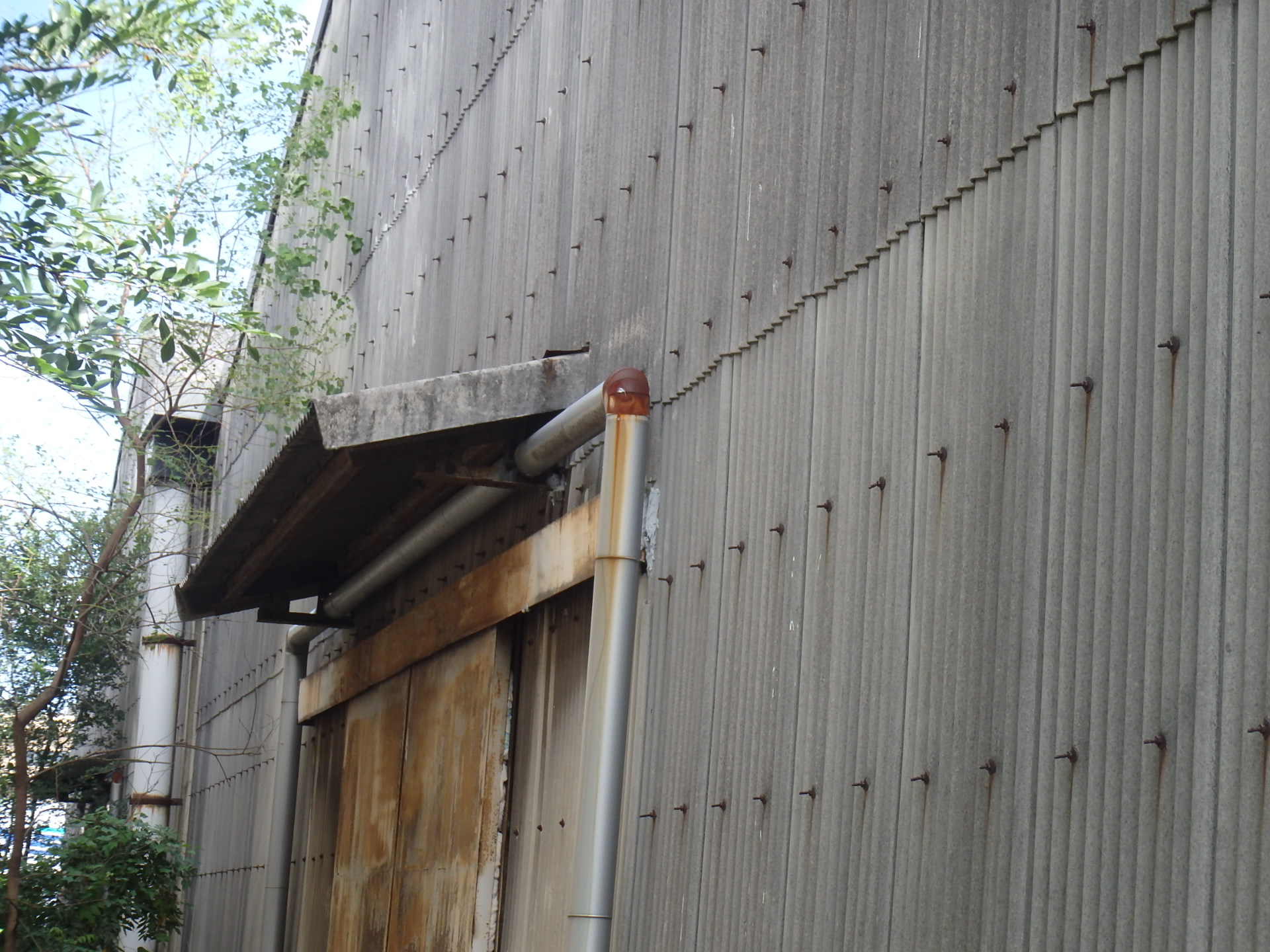 四日市市大型倉庫から雨漏り外壁の劣化具合