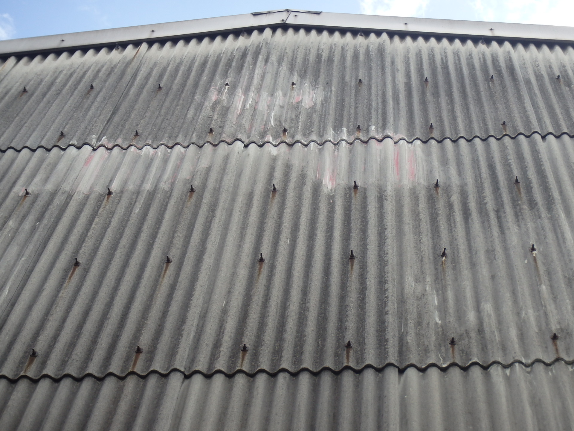 大波スレートの外壁劣化