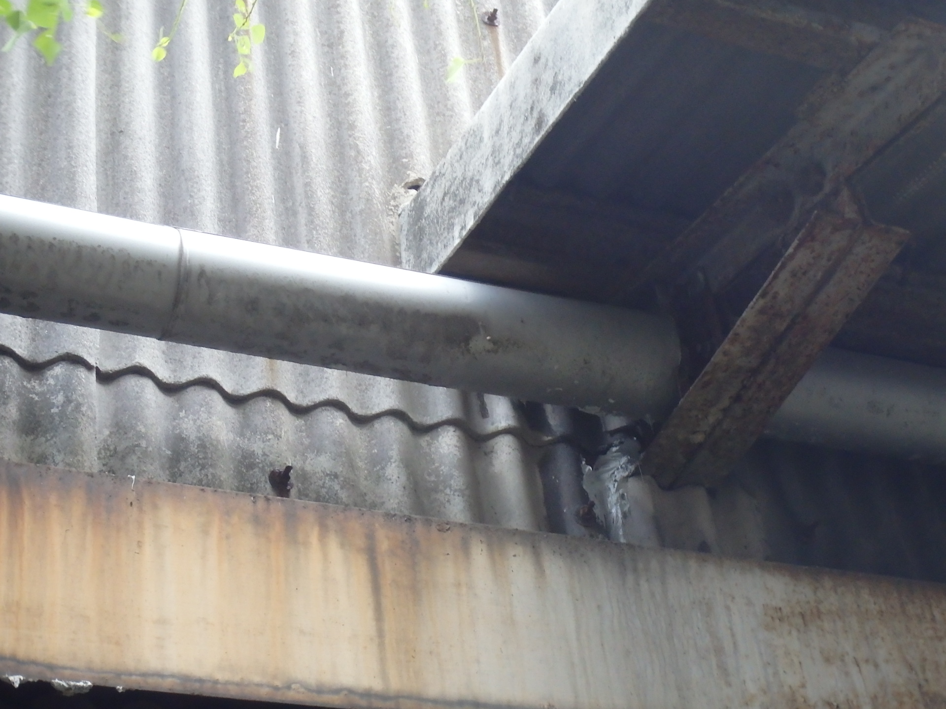 四日市市大型倉庫から雨漏り怪しい所をコーキング処理２