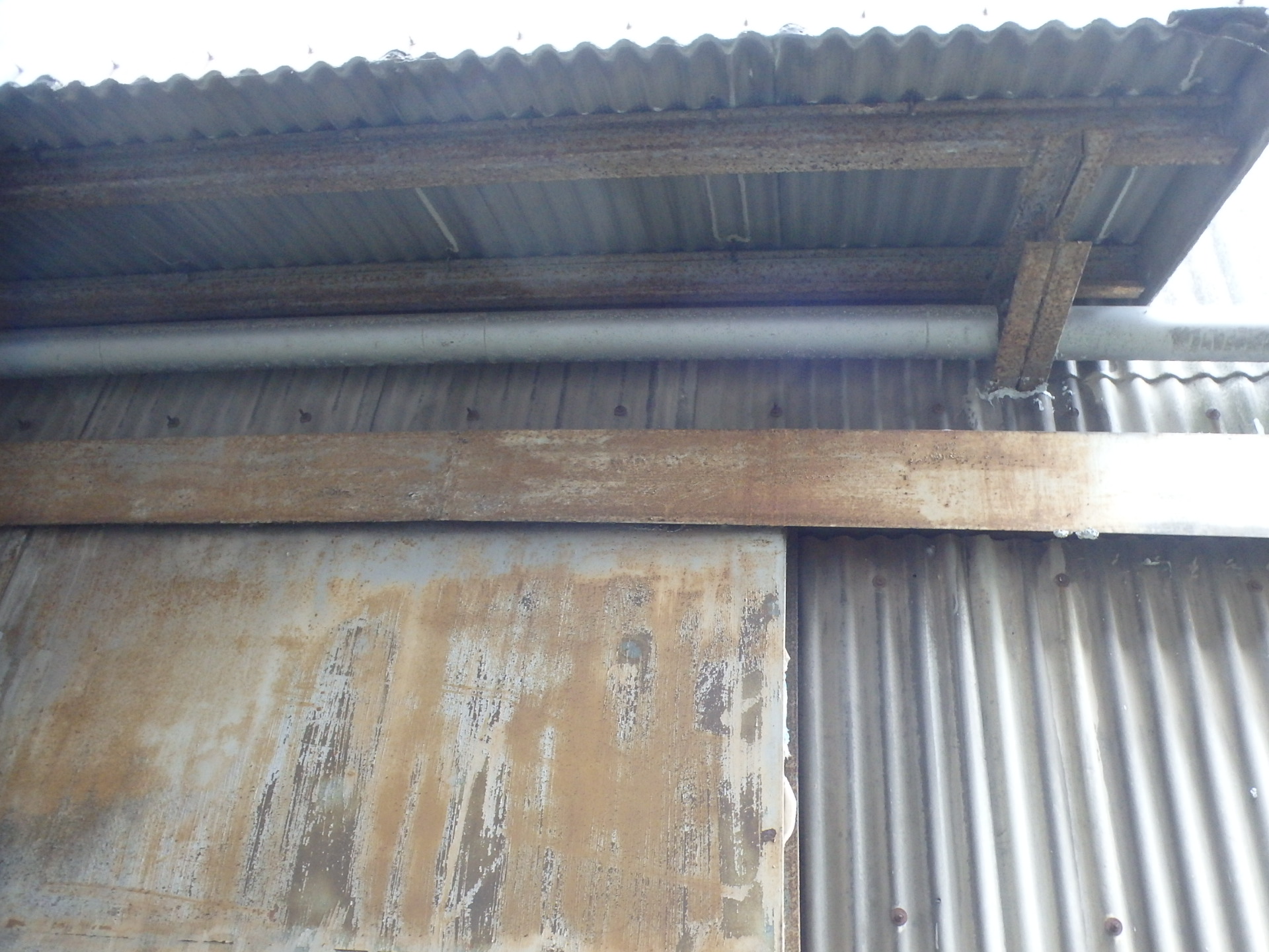 四日市市大型倉庫から雨漏り怪しい所をコーキング処理