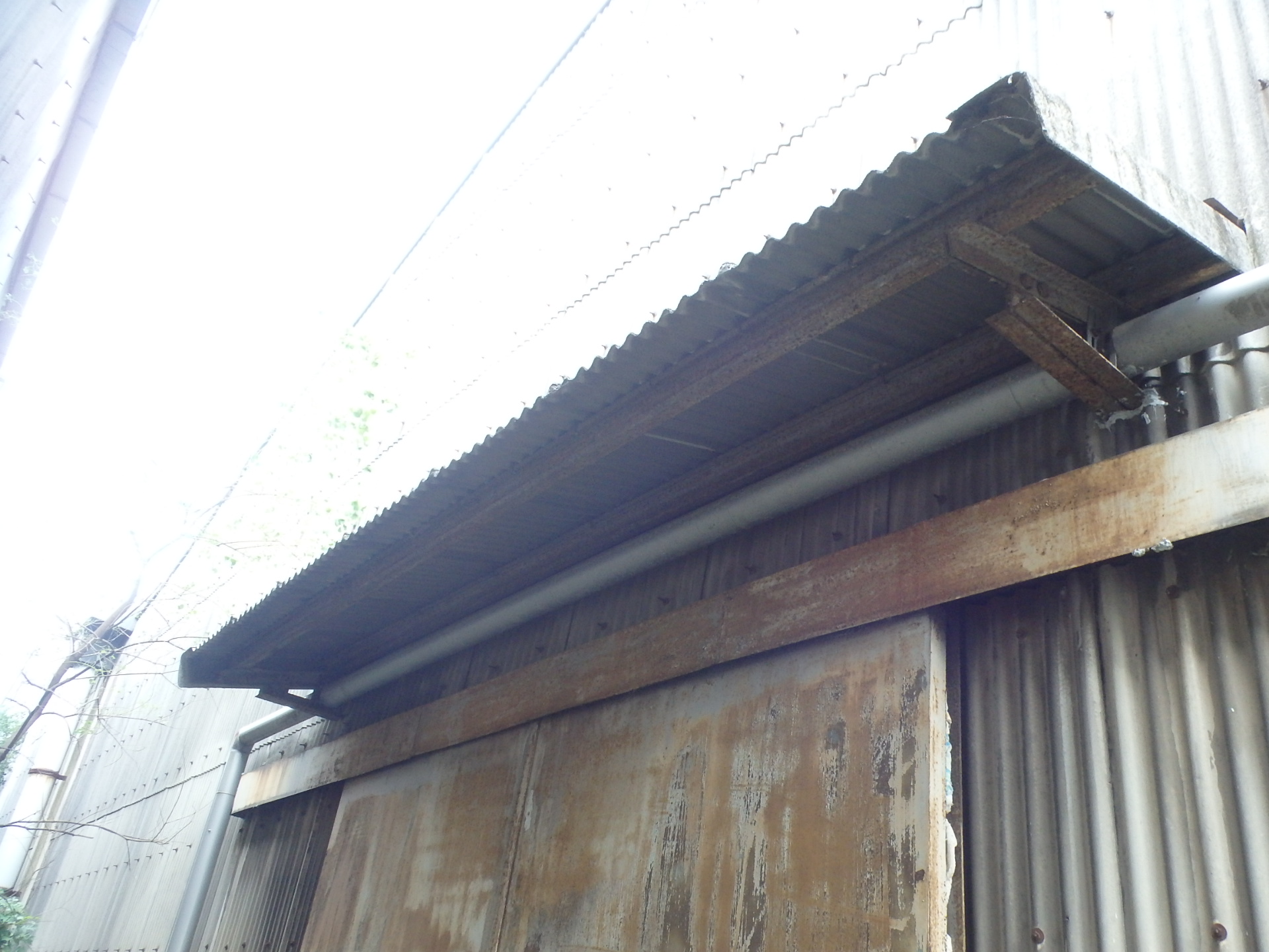 四日市市大型倉庫の大波スレート庇