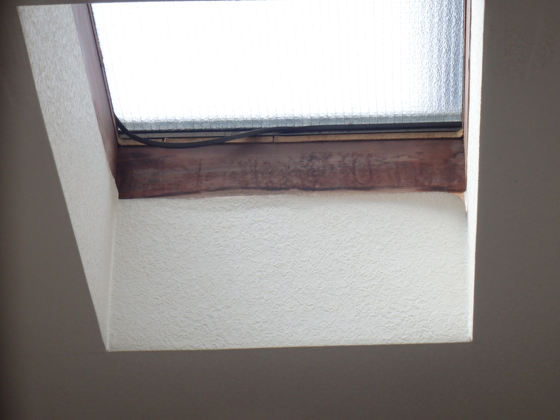 四日市市の天窓(トップライト)のシール剥がれ