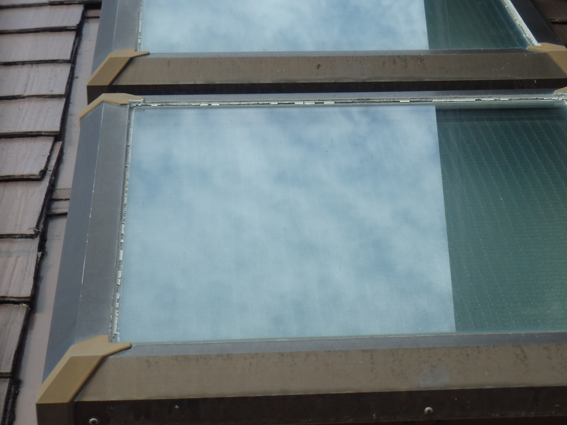 屋根の天窓(トップライト)シーリング劣化状況