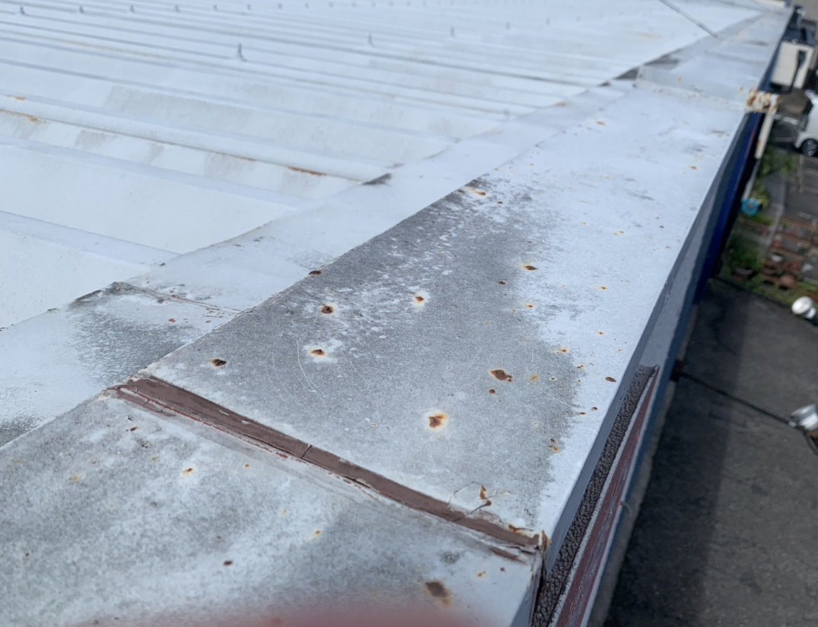 鈴鹿市の店舗折板屋根笠木のサビ