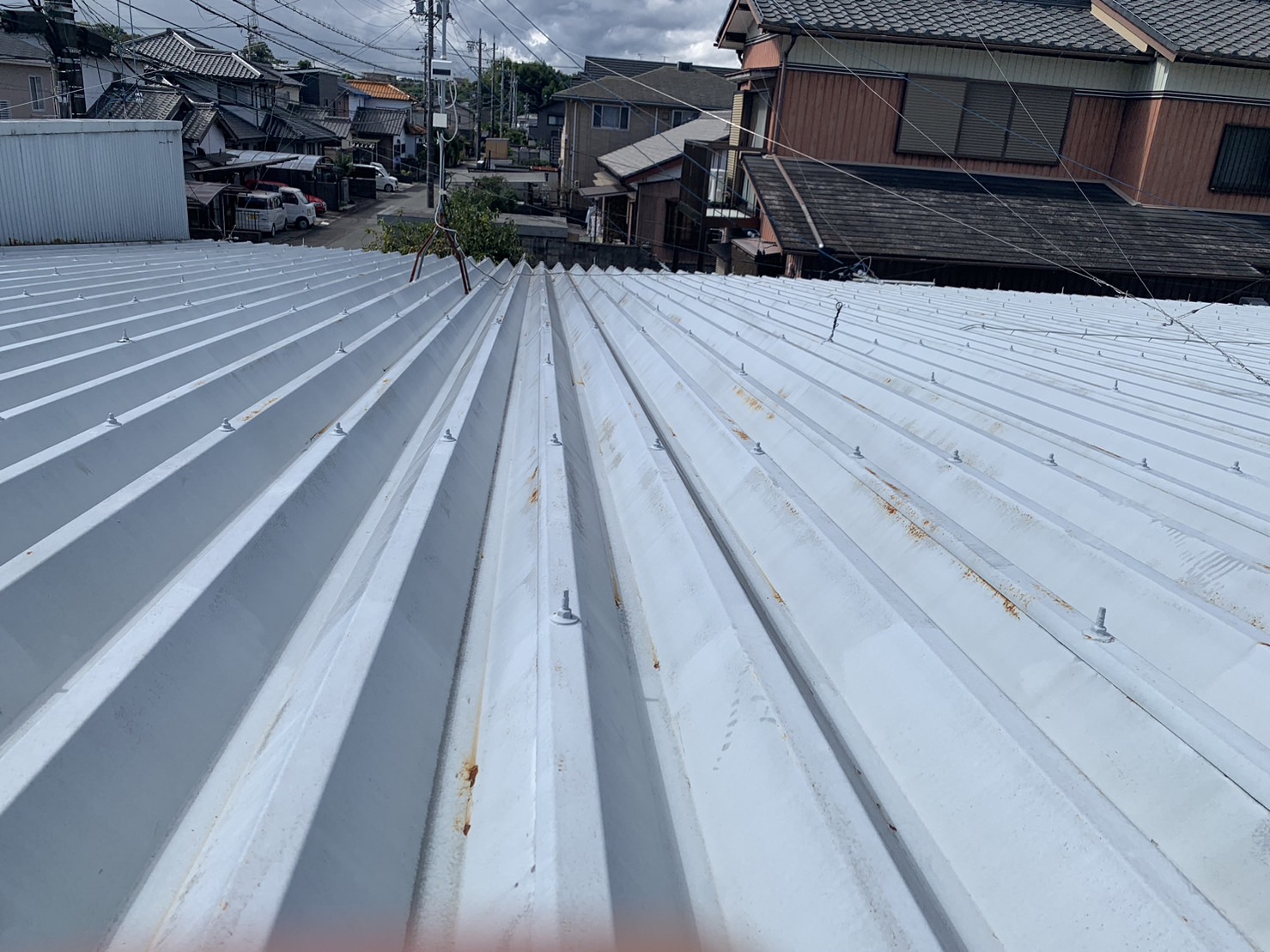 鈴鹿市の店舗折板屋根から雨漏れ