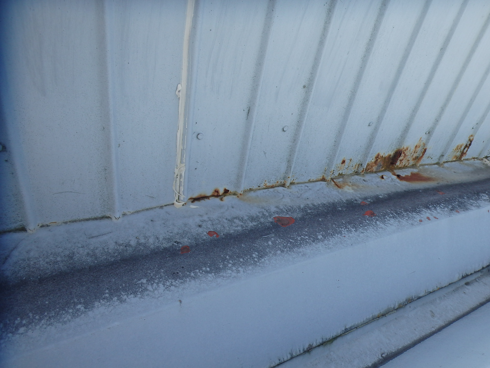 鈴鹿市の店舗折板屋根水切りにサビ