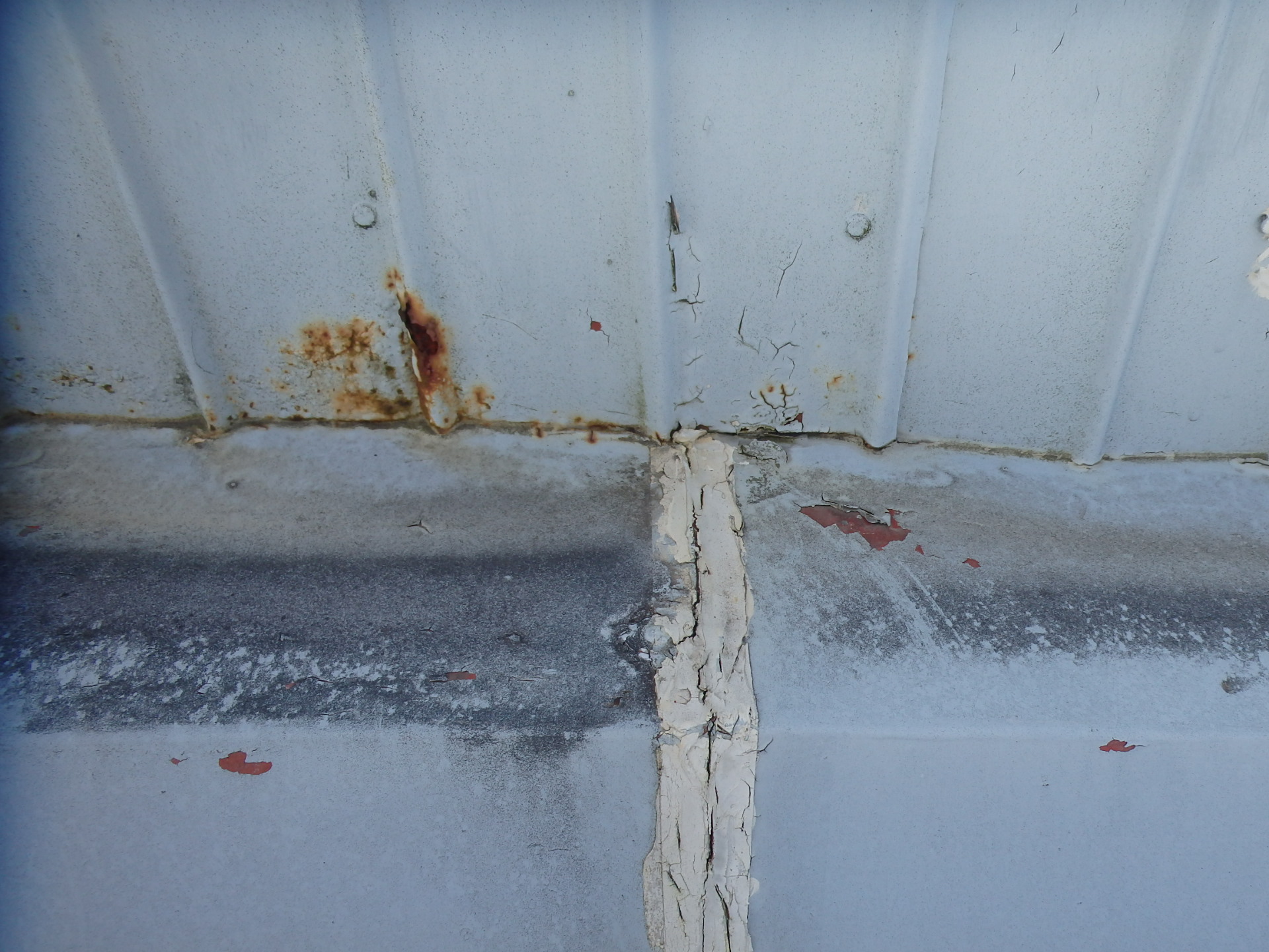 鈴鹿市の店舗折板屋根シール劣化