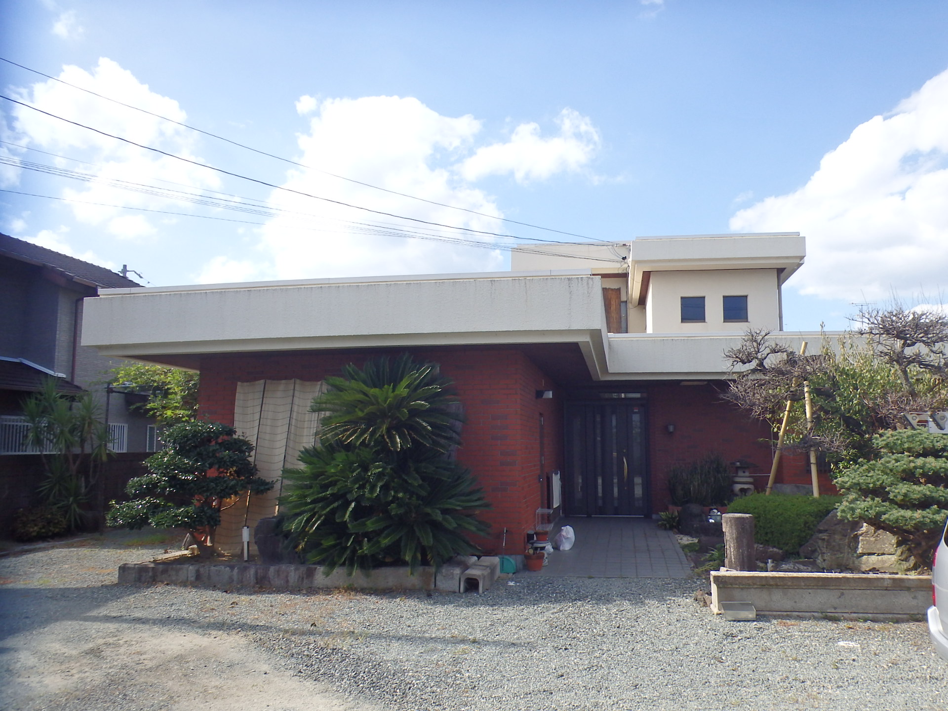 松坂市陸屋根の住宅全景