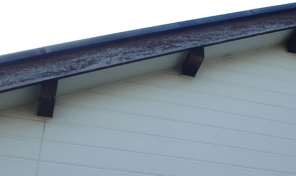 桑名市の招き屋根の破風板塗装剥がれ