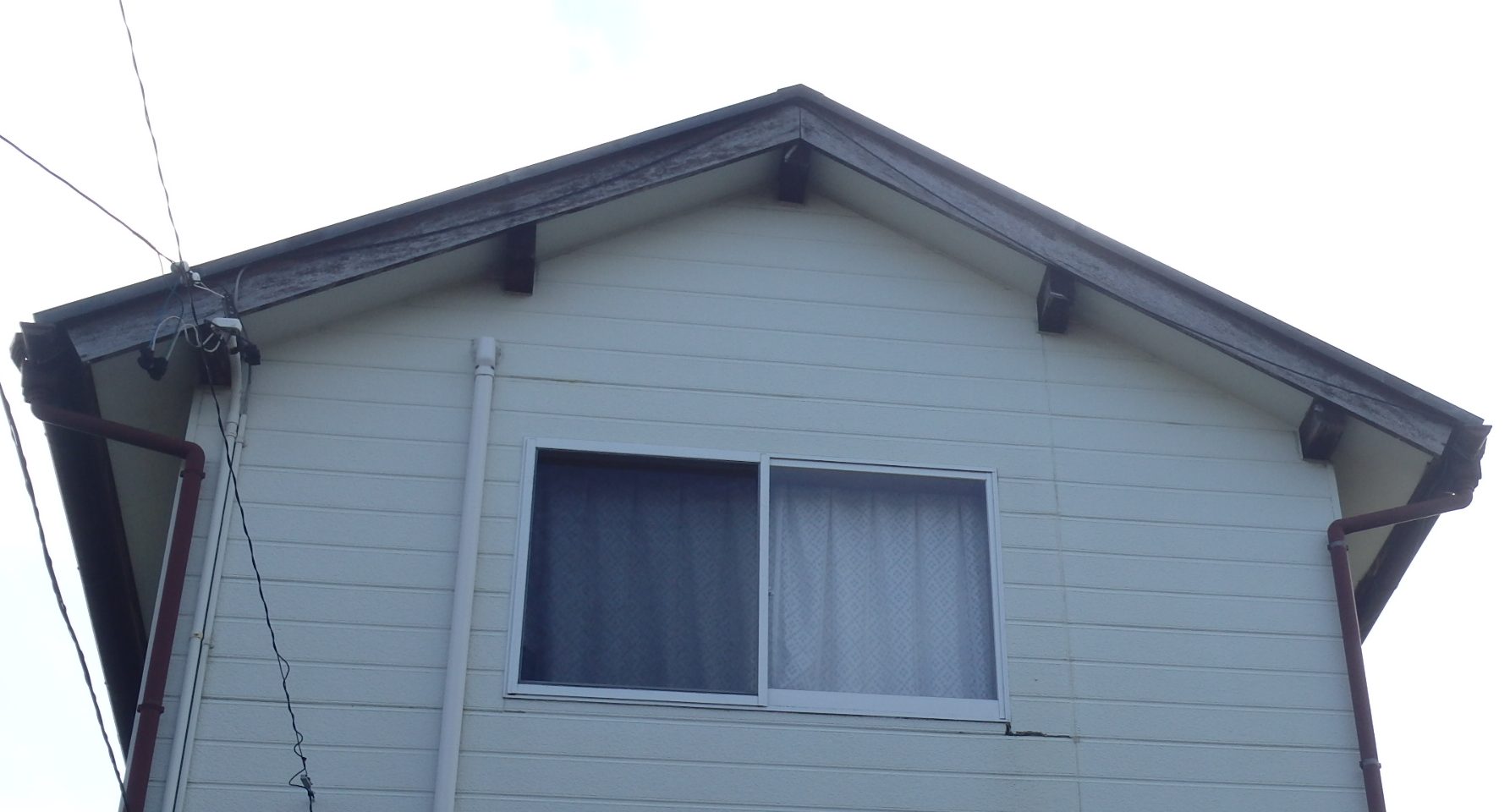 切妻屋根の破風板劣化具合