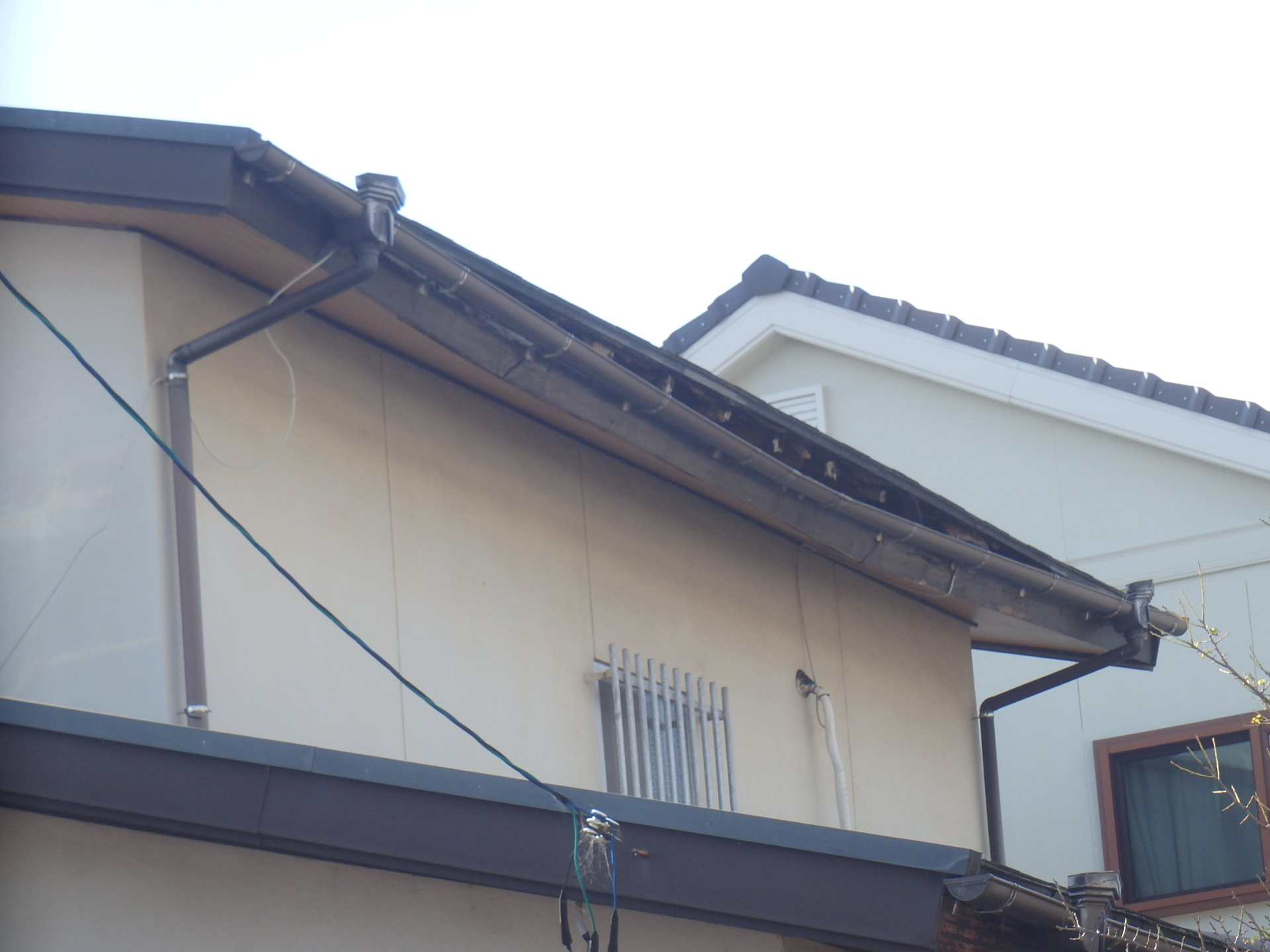 東員町の鼻隠しと軒天が剝がれた屋根の状態