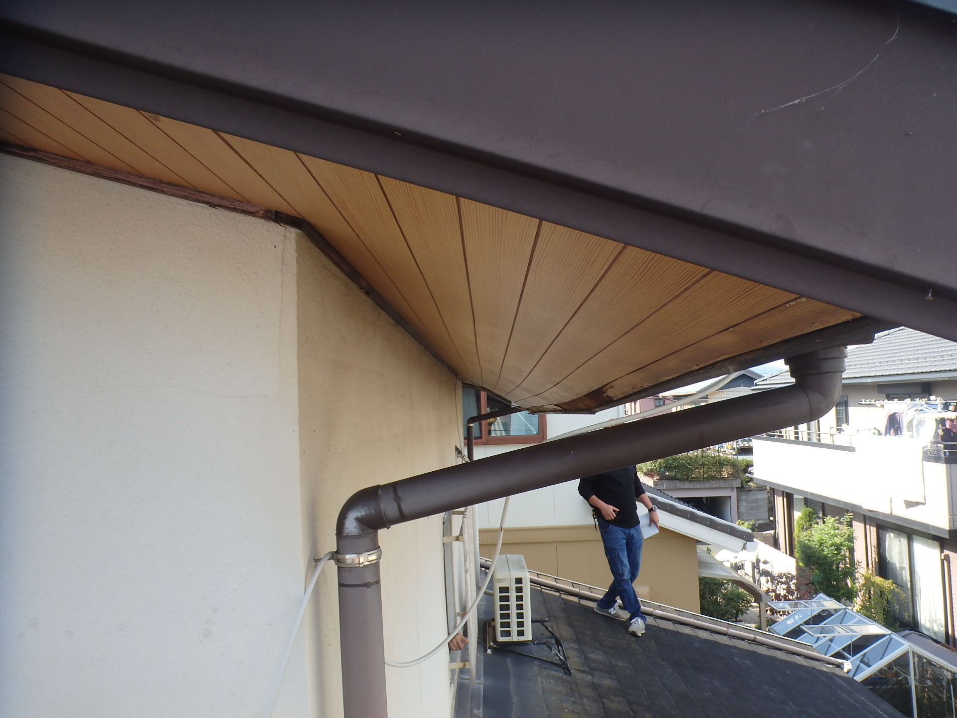 東員町のお宅軒天の剥がれ状況