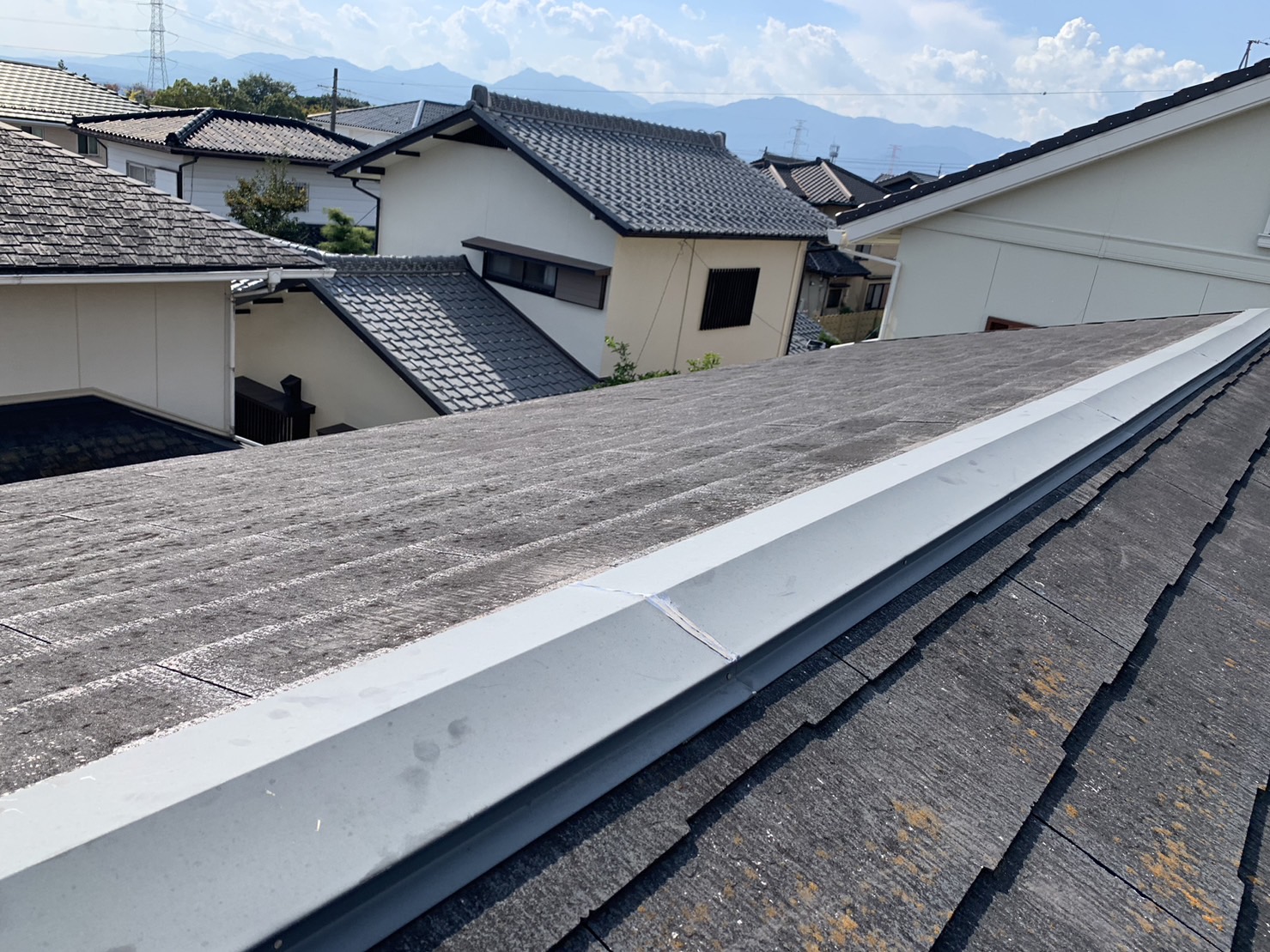 東員町の方へ二階屋根の棟劣化状態