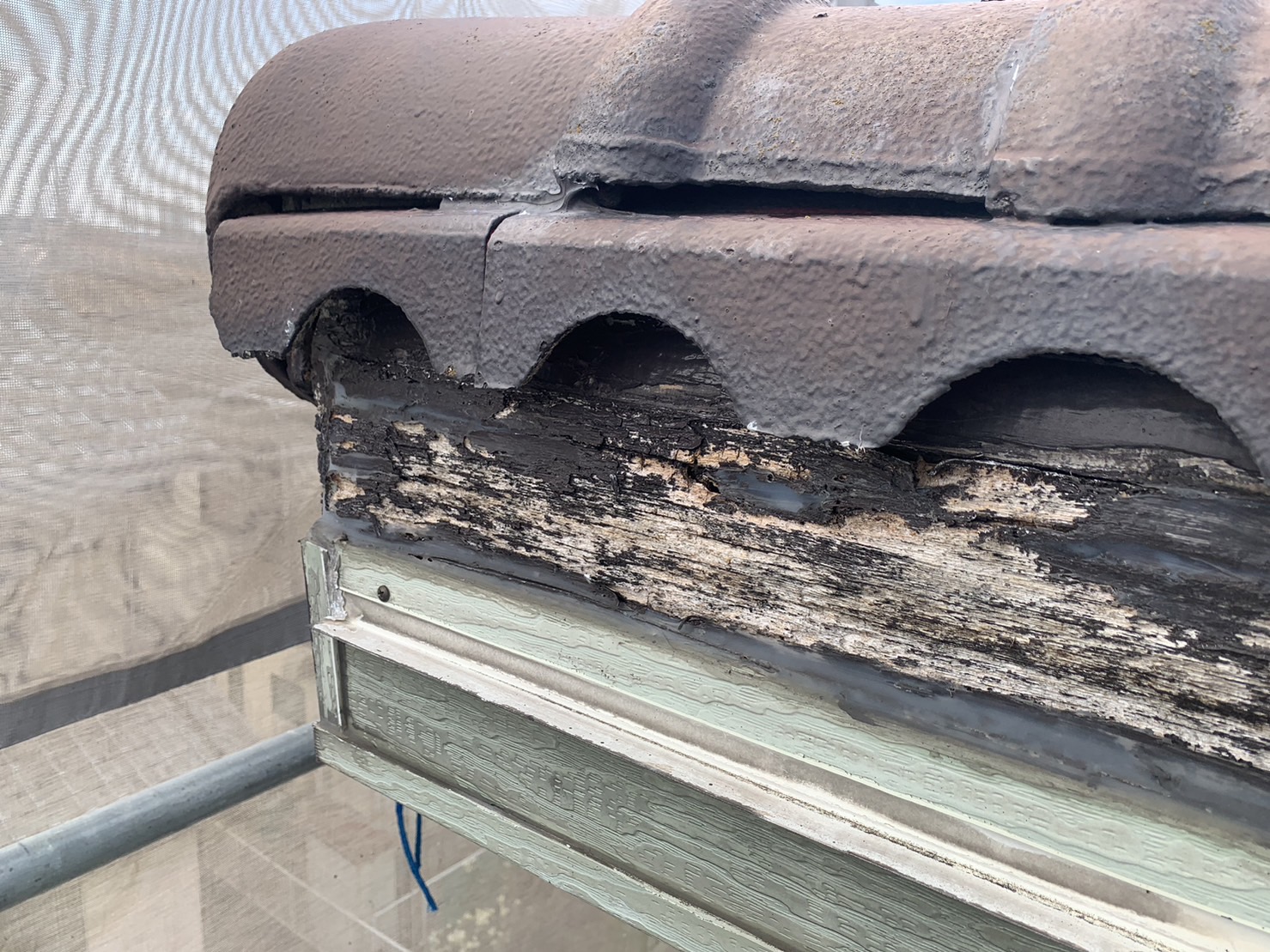 鈴鹿市のモニエル瓦の破風板劣化具合