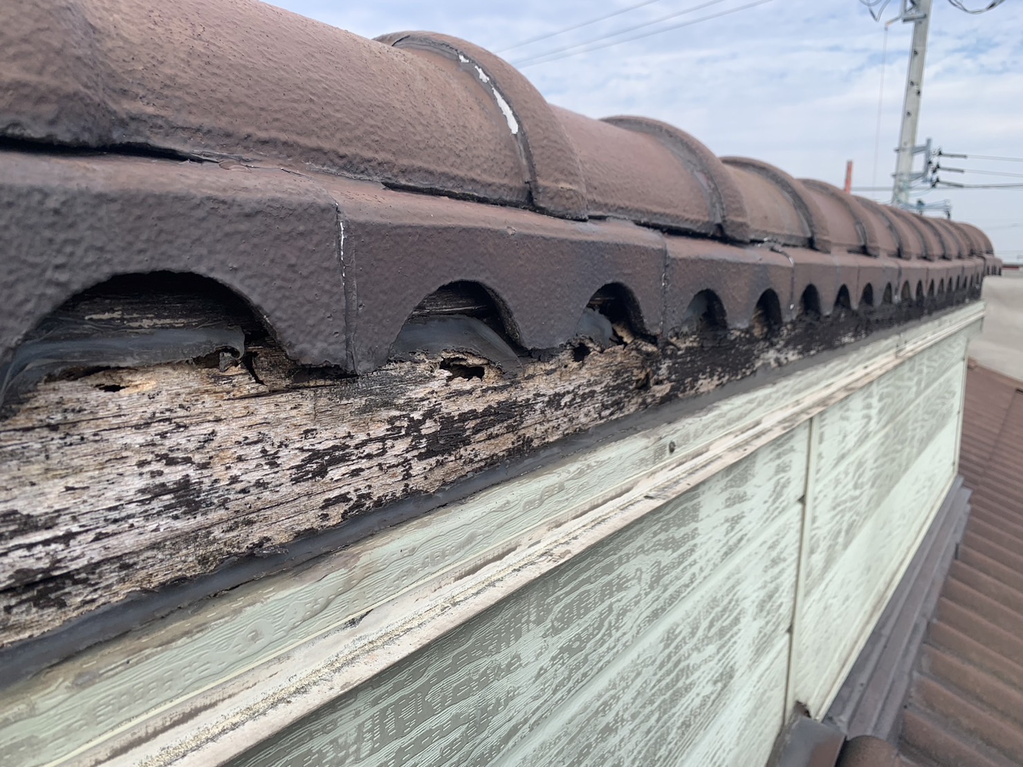 鈴鹿市のモニエル瓦の破風板劣化状況