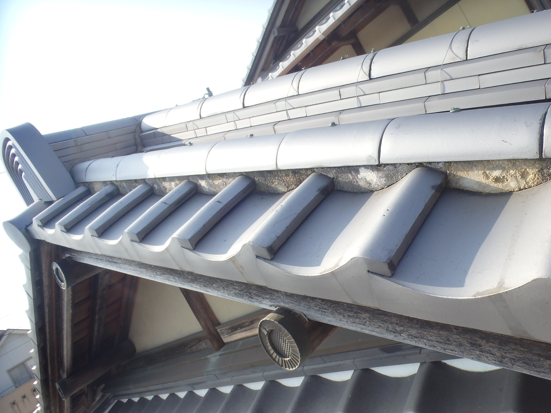 四日市市の屋根瓦風切丸漆喰の剥がれ