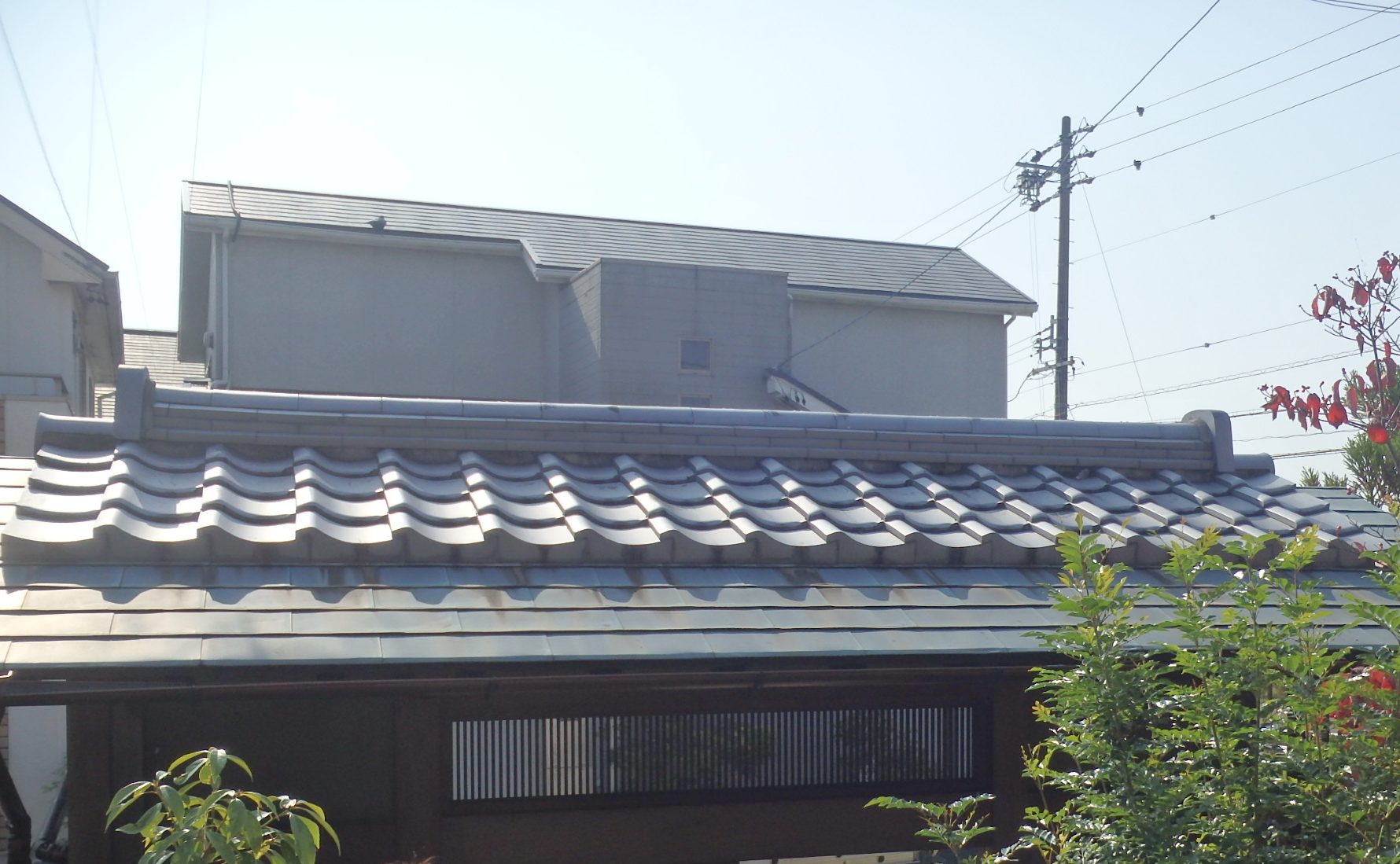 四日市市の屋根瓦玄関屋根漆喰劣化