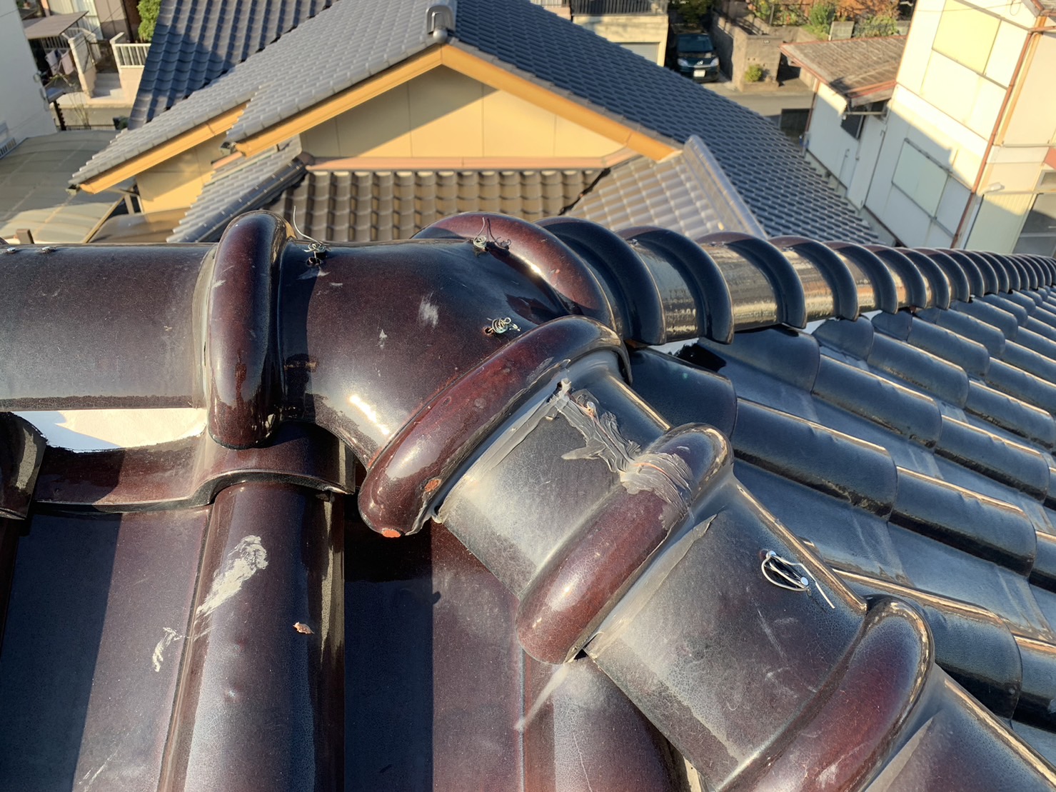 鈴鹿市のＳ字瓦の棟瓦にヒビ補修跡