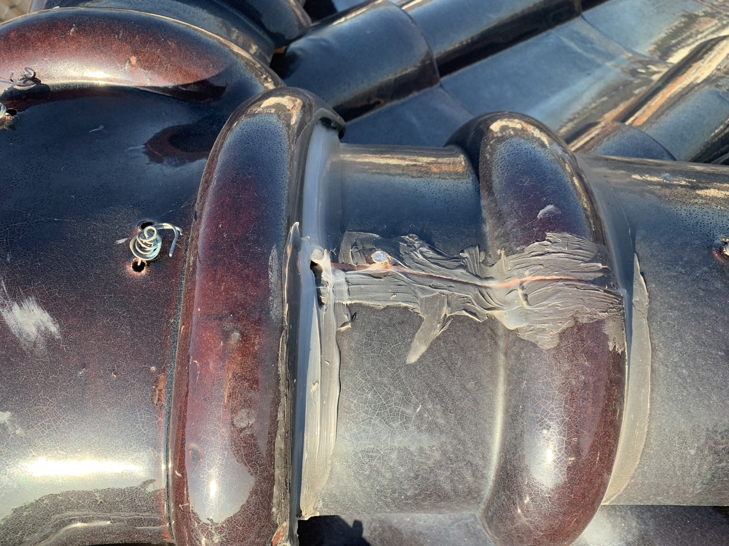 鈴鹿市のＳ字瓦の棟瓦にヒビ補修跡アップ