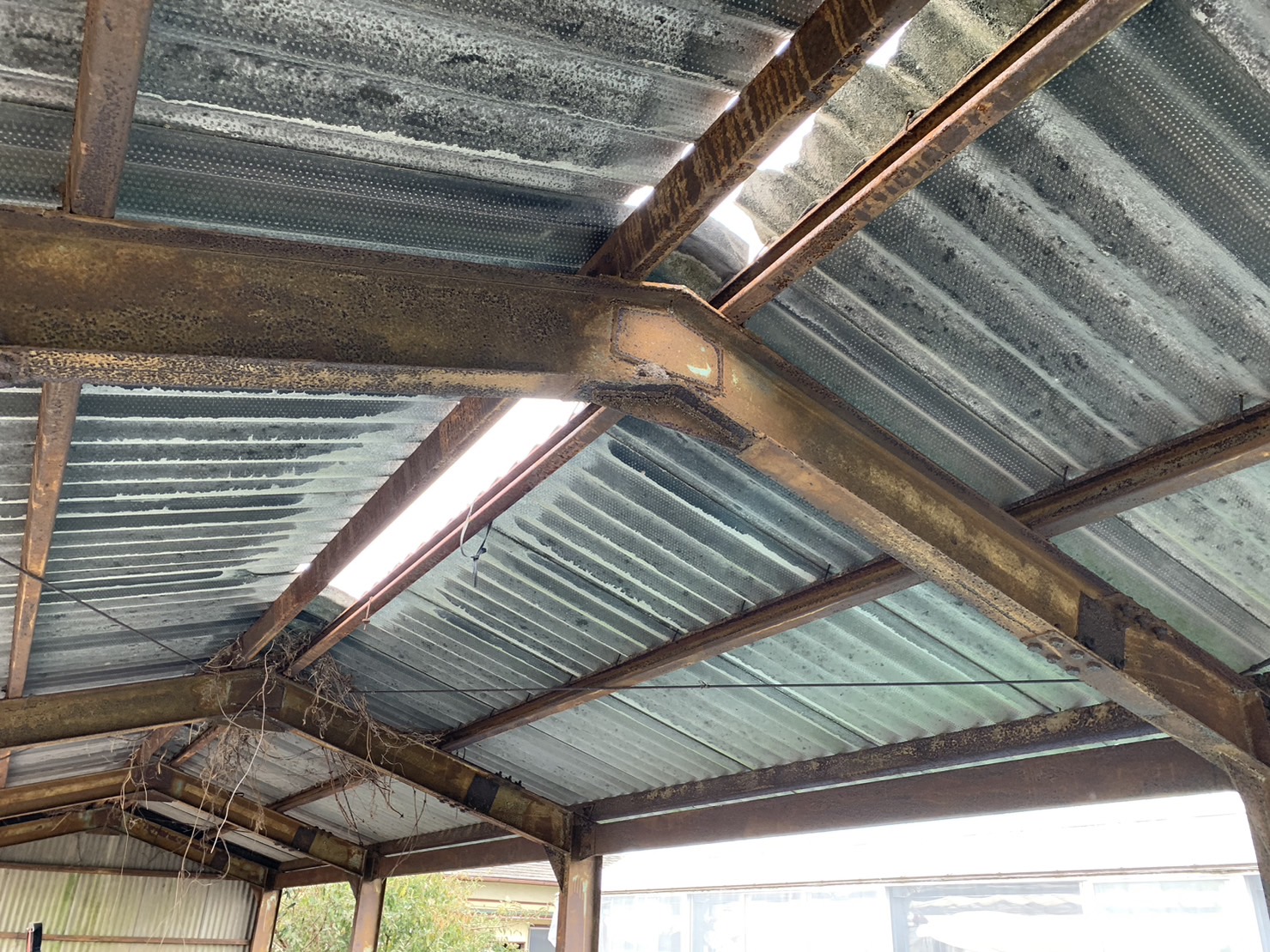 四日市の材料置き場スレート屋根内側から見た状況