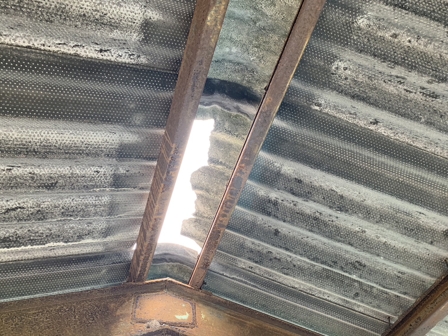 四日市の材料置き場スレート屋根穴が空いてる状況