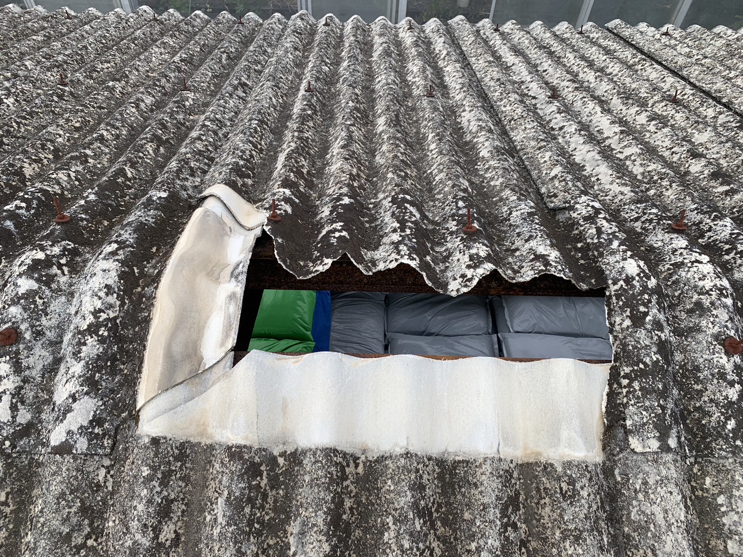 四日市の材料置き場スレート屋根材劣化状況