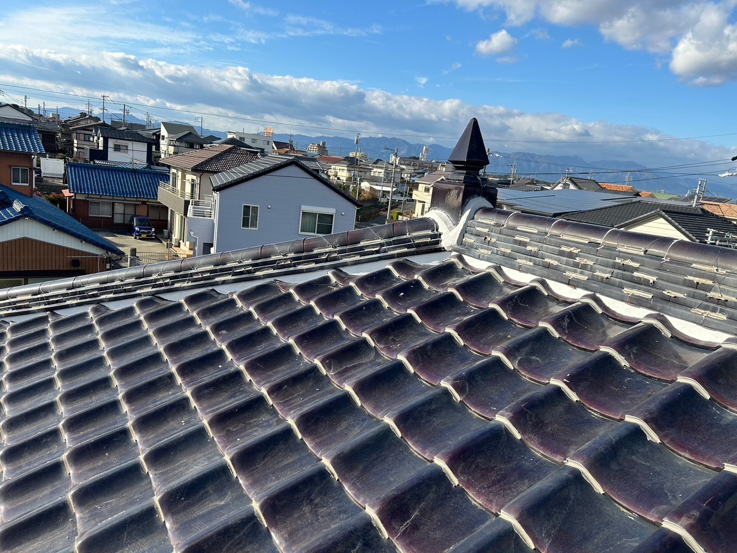 鈴鹿市の高貴な紫色の瓦屋根、一漆喰詰め直し完工二階屋根