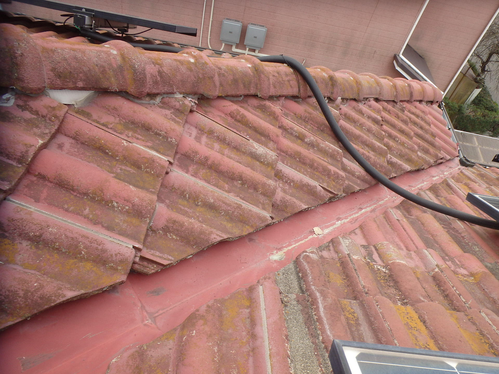 四日市市のモニエル瓦のお宅、棟瓦取り直し工事施工前