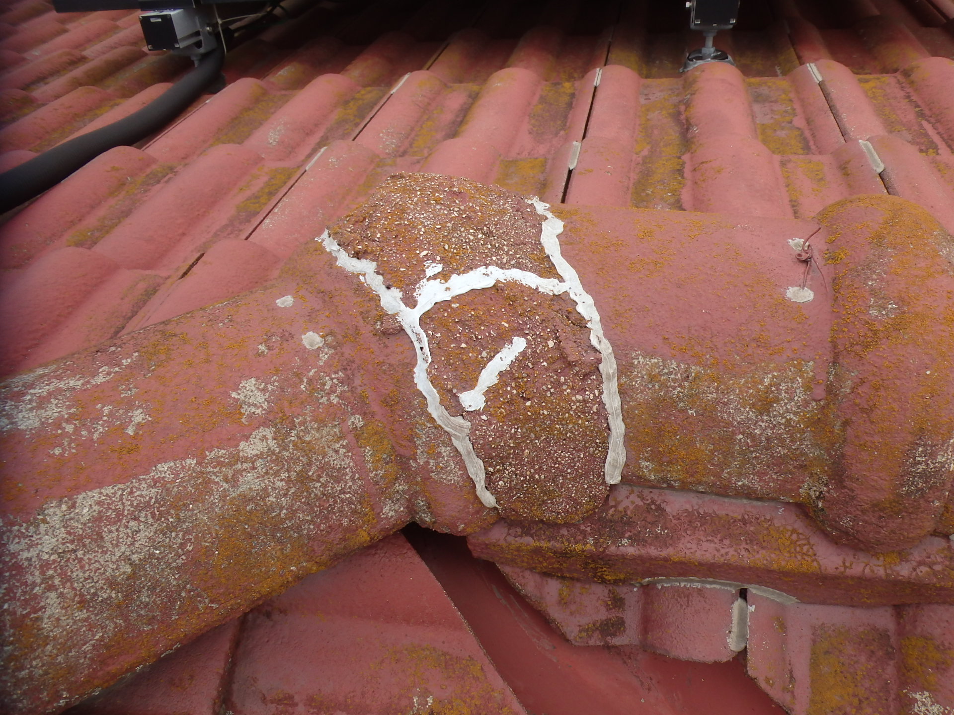 四日市市モニエル瓦の棟割れ補修跡