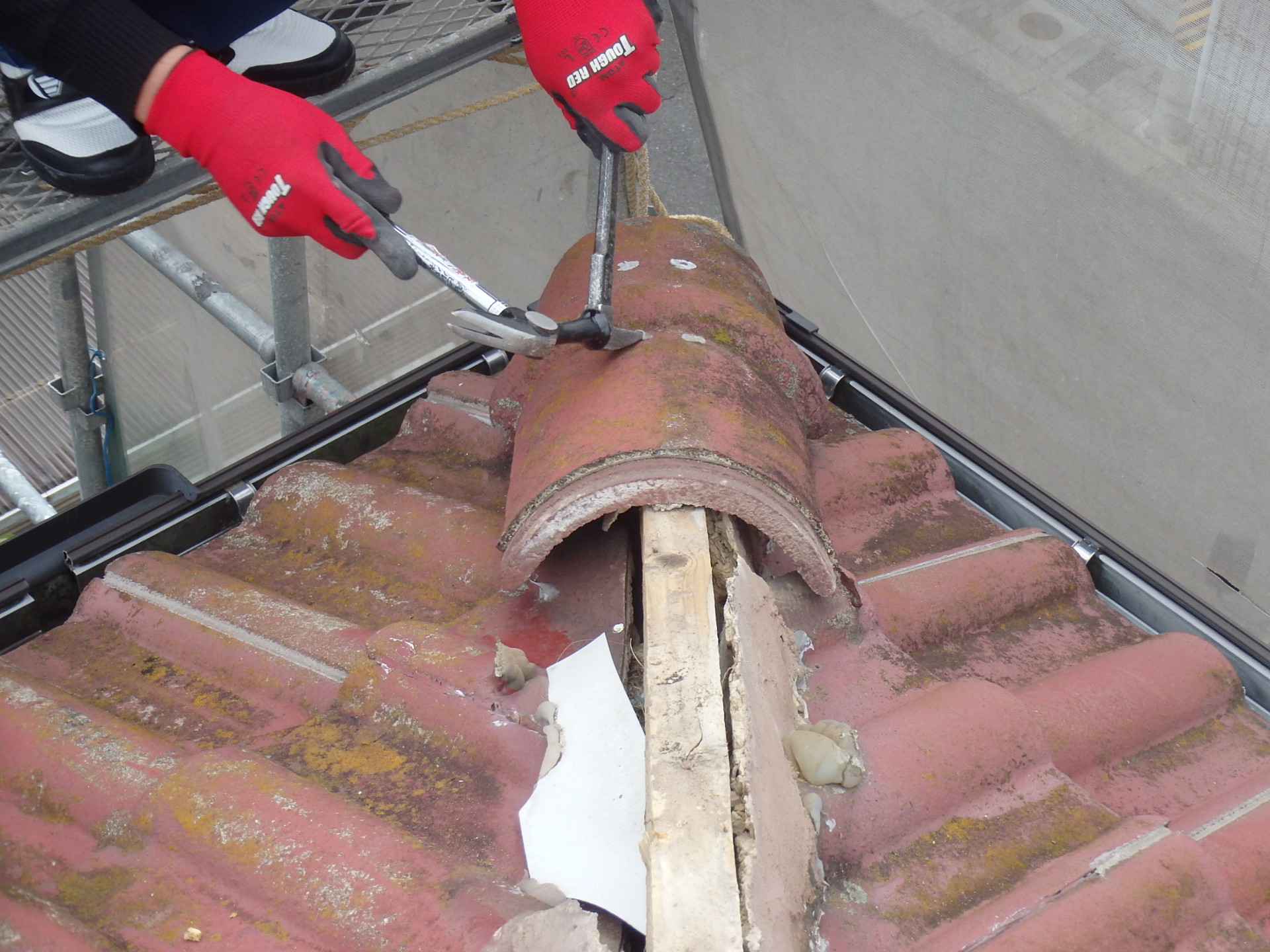 四日市市のモニエル瓦のお宅、棟瓦の取り直し工事で棟瓦の取り外し