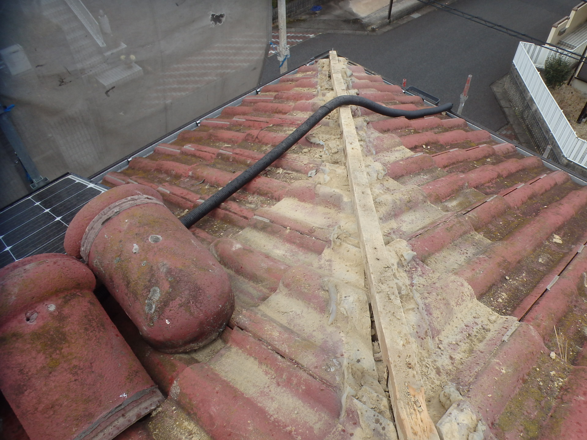 四日市市のモニエル瓦のお宅、棟瓦の取り直し工事で棟瓦の取り外し完了