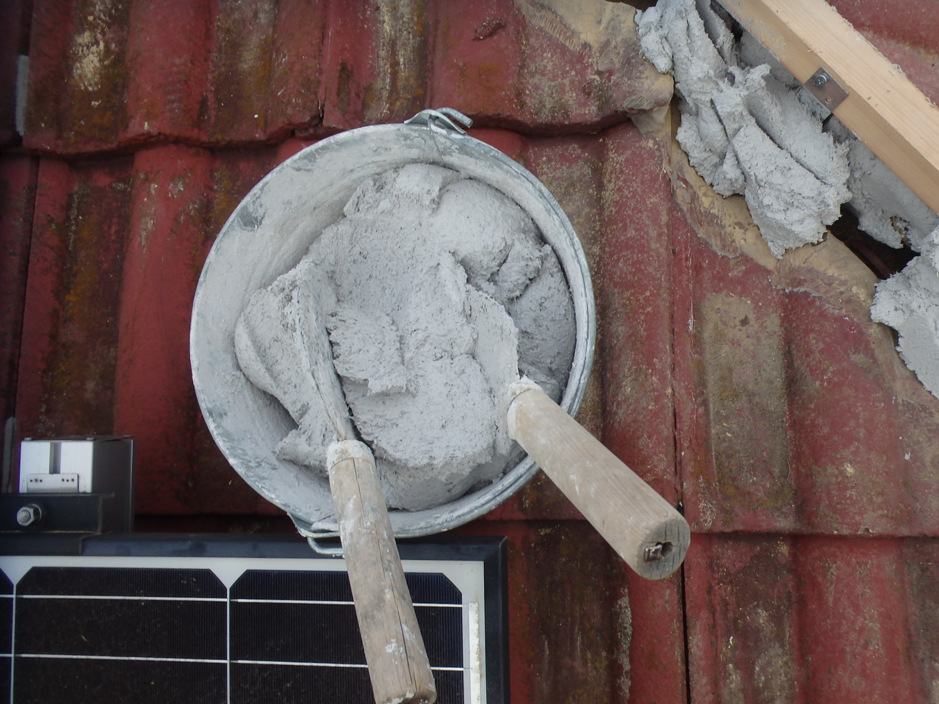 四日市市のモニエル瓦のお宅、棟瓦の取り直し工事、漆喰モルロックの商品紹介